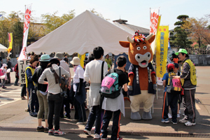 ゴール地点で参加者を出迎えるよし太くんの画像