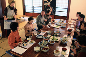 おぢやの「ごっつぉ」を楽しむ参加者の画像