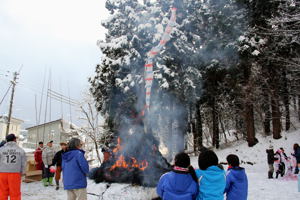 さいの神と舞い上がるおんべの画像（船岡）