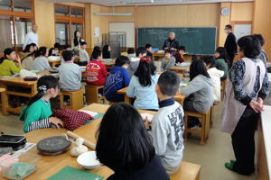 講師の方から説明を受ける小学生の画像