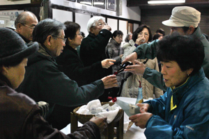 日本酒を試飲する参加者の画像