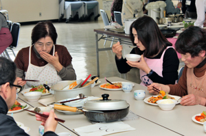 試食会で料理を食べる参加者の画像