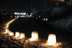 ライトアップされた「雪・墨・画」の画像