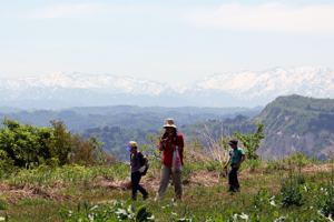 山本山牧場付近を歩く参加者の画像