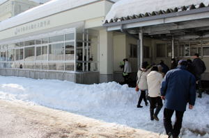 総合支援学校の中に入る見学者の画像