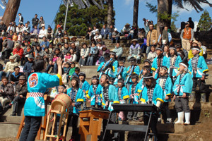 「闘牛の歌」を披露する東山小学校の児童の画像