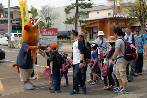 ゴール地点で参加者を出迎えるよし太くんの画像