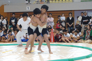 必死の形相で闘う子どもの画像