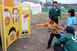 フリスビーを飛ばす子どもの画像