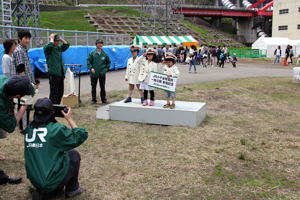 制服を着て記念撮影する来場者の画像