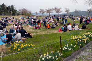 市民の家前の広場で昼食休憩をする参加者の画像