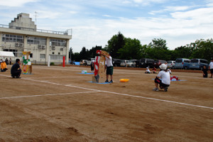 ダンボールタワーレースを行う児童・生徒