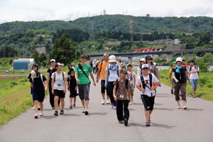 信濃川右岸堤防を歩く参加者の画像