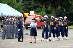 入場行進をする消防団員の画像