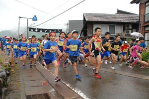 一斉にスタートする小学生たちの画像