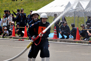 2人でホースをしっかりと握る消防隊員の画像