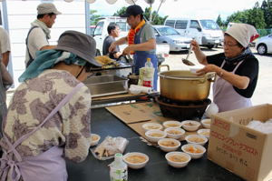 無料で配布された豚汁の画像