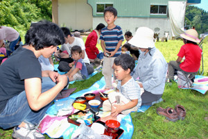 昼食を食べる親子の画像