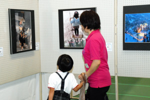 作品を鑑賞する来場者の画像