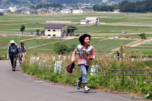 坂道を走って登る子どもの画像