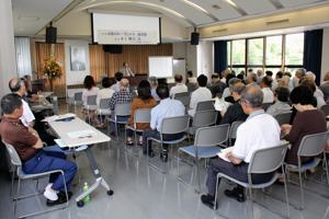 西脇順三郎記念講演会の会場全景の画像