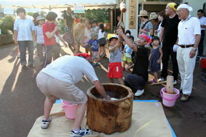 杵で餅をつく子どもの画像