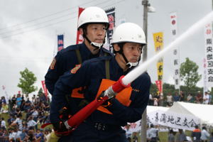 放水をする小千谷市第8分団選手の画像