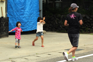 参加者を応援する子どもの画像