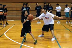 実際に一緒に練習をする子どもと選手の画像