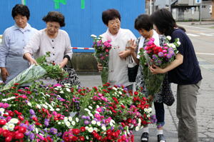 お盆用の花を見るお客さんの画像