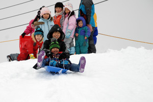 雪山広場で遊ぶ子どもの画像