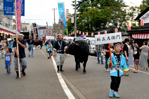 会場をパレードする闘牛の画像