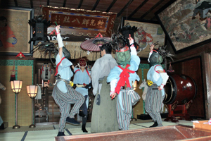 二荒神社拝殿内で行われた豊年獅子舞の画像