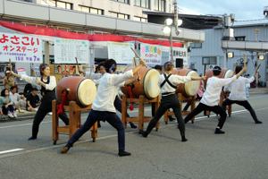 おまつり広場で披露される小千谷太鼓の画像