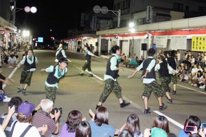 おまつり広場で披露されるダンスの画像