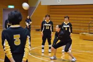 レシーブを指導する坂本さん