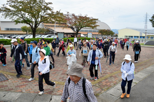 総合体育館をスタートする参加者の画像