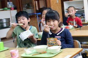 防災給食を食べる子どもたちの画像