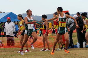 タスキをつなぐ小千谷中学校男子駅伝チームの画像