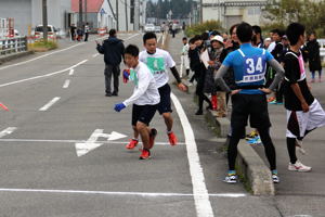 タスキをつなぐ参加者の画像