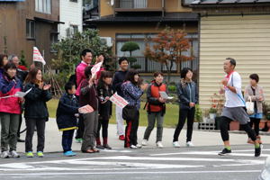 選手に声援を送る沿道の町民の画像