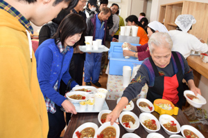 食べ物屋台にならぶ様子の画像