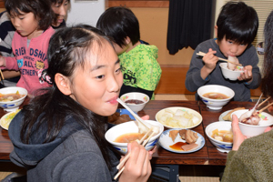 餅をほおばる子どもの画像