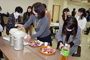 お茶やお菓子をいただく参加者の画像