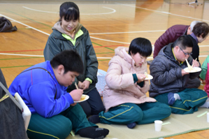 お餅を食べる児童の画像