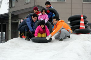 タイヤチューブ滑降で遊ぶ子どもたちの画像