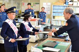 認定証を受け取る小学生の画像