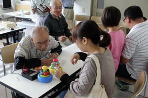 壊れたおもちゃを持ち込む来場者の画像