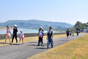 信濃川沿いを歩く参加者の画像