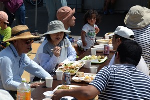 料理を食べながら交流する参加者の画像